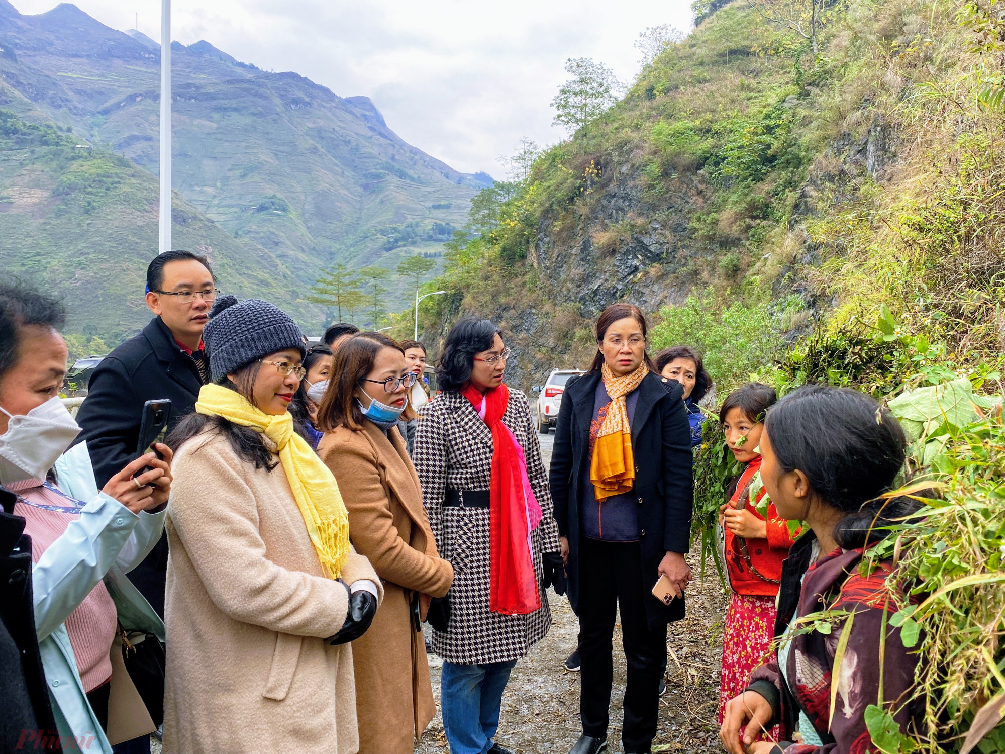 Khi trải nghiệm tại khu vực sông Nho Quế, du khách sẽ có dịp gặp gỡ, tiếp xúc với bà con đồng bào dân tộc t