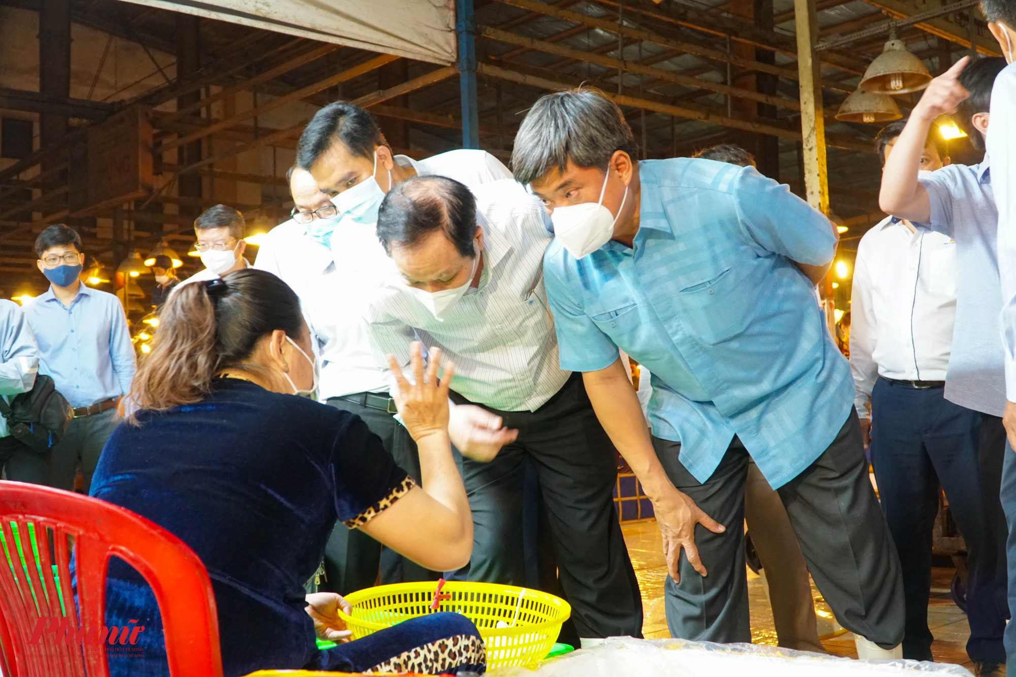 Thứ trưởng Bộ Nông nghiệp và Phát triển nông thôn (NN&PTNT) Trần Thanh Nam trao đổi với tiểu thương về hoạt động kinh doanh tại chợ