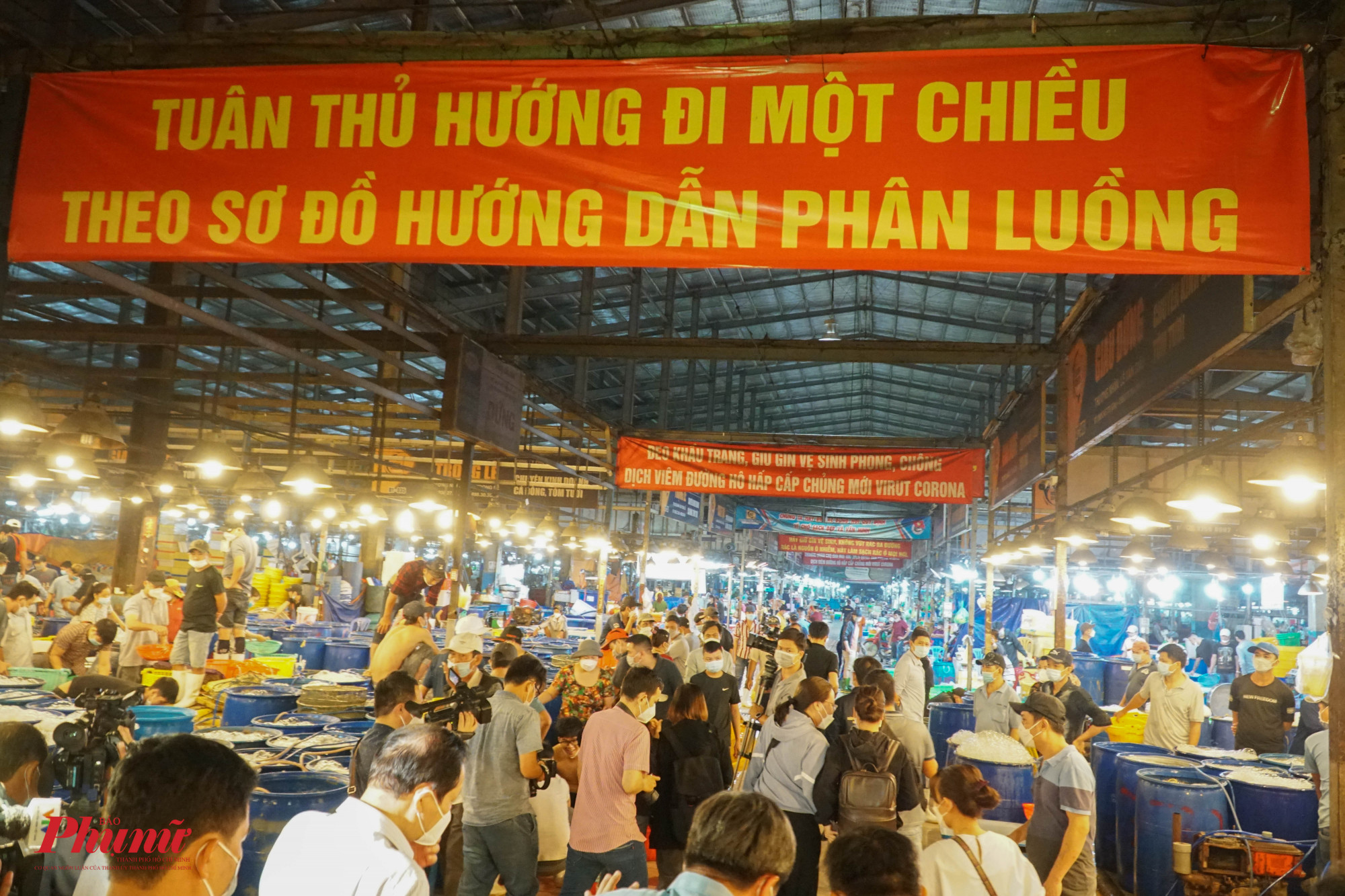 BQL chợ Bình Điền treo nhều băng rôn, khẩu hiệu nhắc nhở ý thức người dân