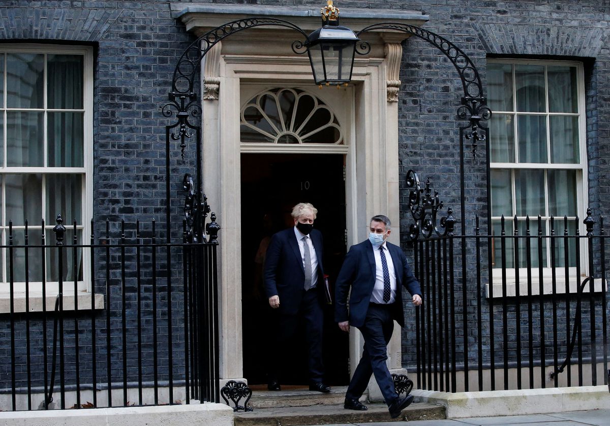 Thủ tướng Anh Boris Johnson đi dạo bên ngoài căn nhà số 10 Phố Downing ở London, Anh