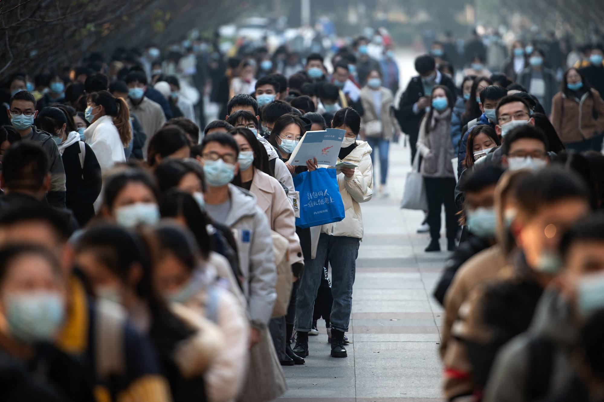 Thí sinh thi công chức chờ làm bài thi ở Vũ Hán. Năm ngoái, có 2,1 triệu người nộp đơn xin việc - Ảnh: AFP
