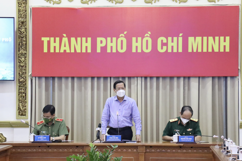 Chủ tịch UBND TPHCM Phan Văn Mãi nhấn mạnh tinh thần linh hoạt thích ứng, kiểm soát an toàn dịch bệnh trong mọi hoạt động của công tác tuyển quân năm 2022 - Ảnh: TTBCTP.