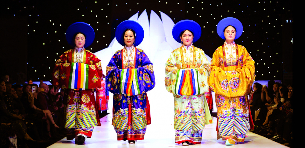 Trang phục triều Nguyễn của Ỷ Vân Hiên trên sàn diễn thời trang