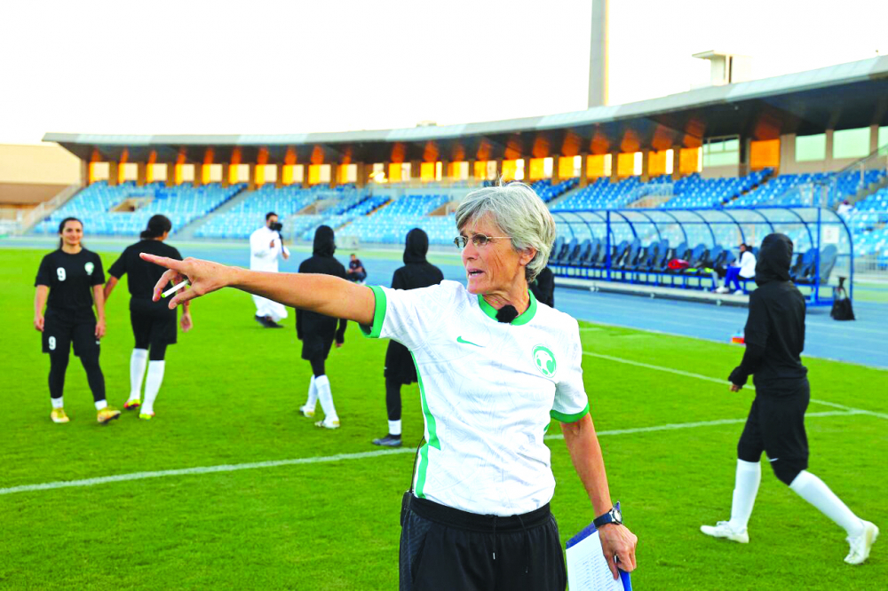 Huấn luyện viên người Đức Monika Staab tại một buổi tập của đội tuyển bóng đá nữ quốc gia Ả Rập Saudi mới thành lập - ẢNH: AFP