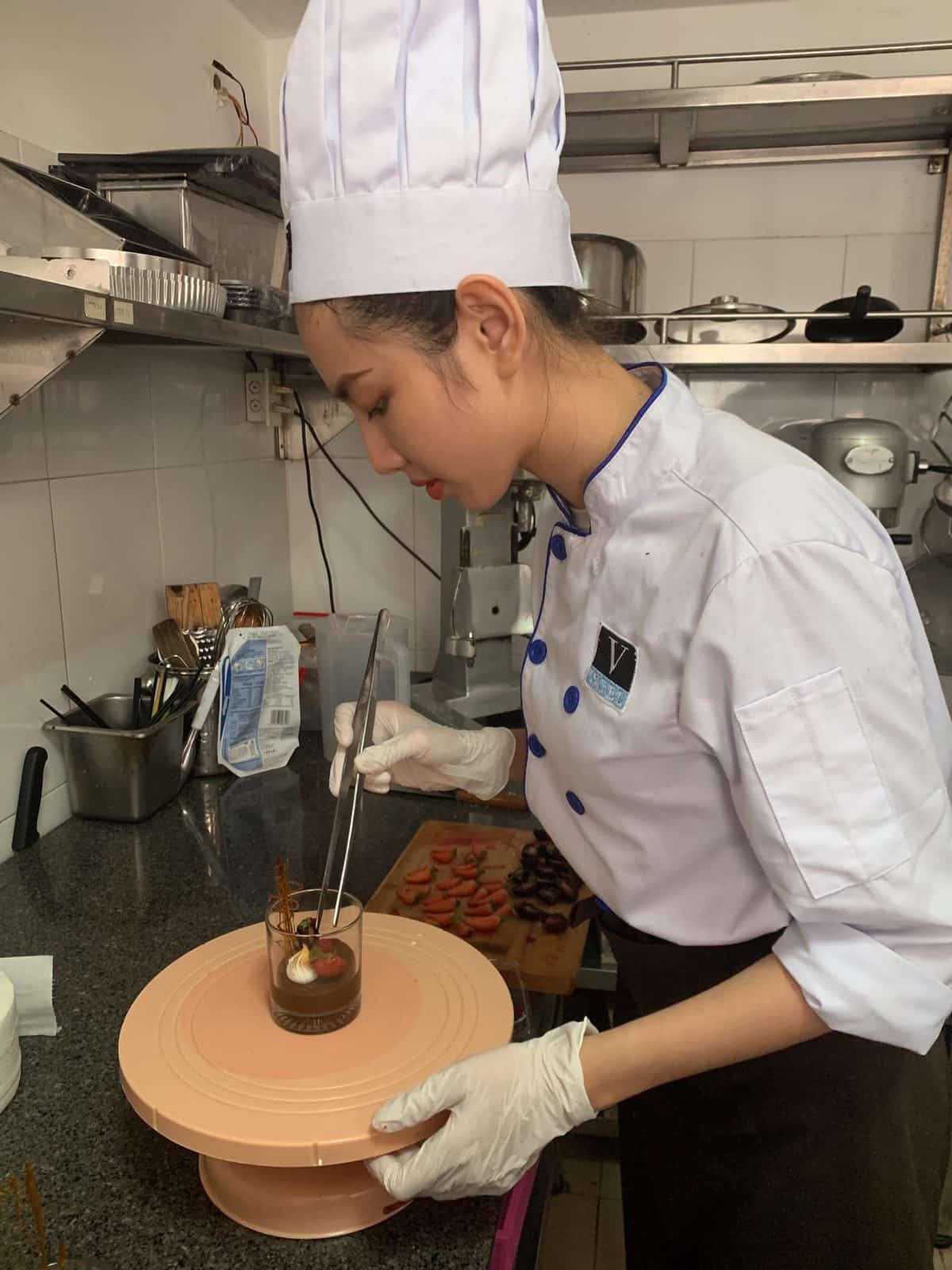 Thùy Tiên trong một tiết học thực hành tại chương trình cử nhân Quản lý Nhà hàng – Khách sạn VATEL của trường Đại học Hoa Sen - Ảnh: HSU