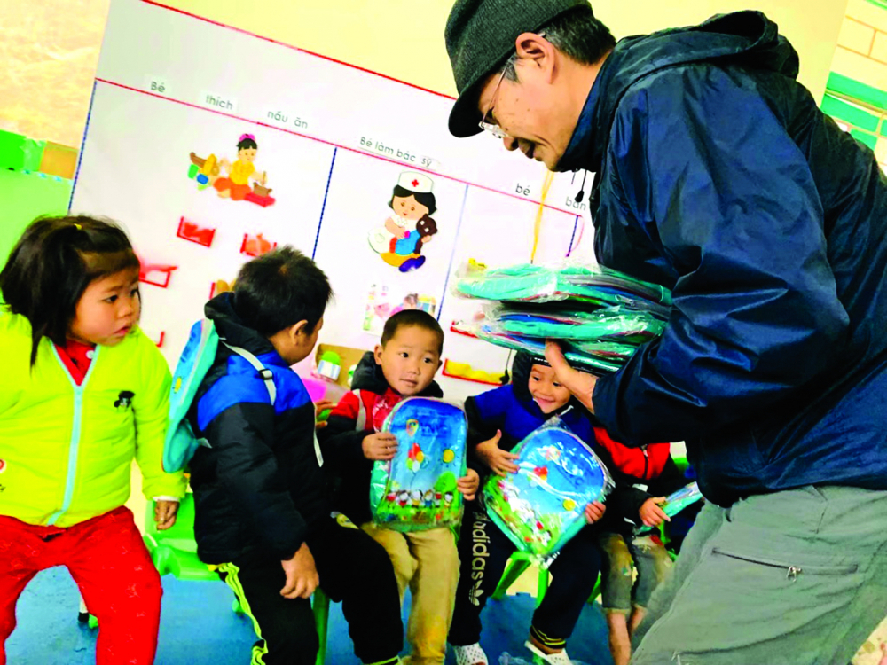 Nhà báo Trần Đăng Tuấn và trẻ em vùng cao 