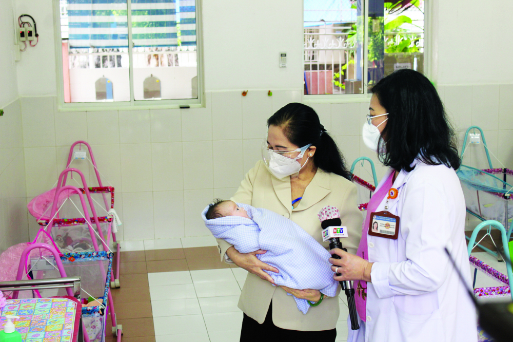 Bà Nguyễn Thị Lệ thăm trẻ sơ sinh có mẹ là F0, tại Trung tâm H.O.P.E