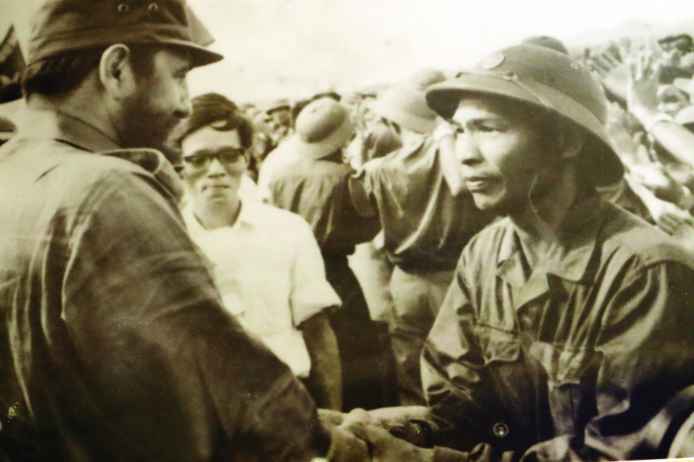 Tướng Nguyễn Đức Huy thời chống Mỹ (bìa phải) cùng lãnh tụ Cuba Fidel Castro ở chiến trường Quảng Trị năm 1973