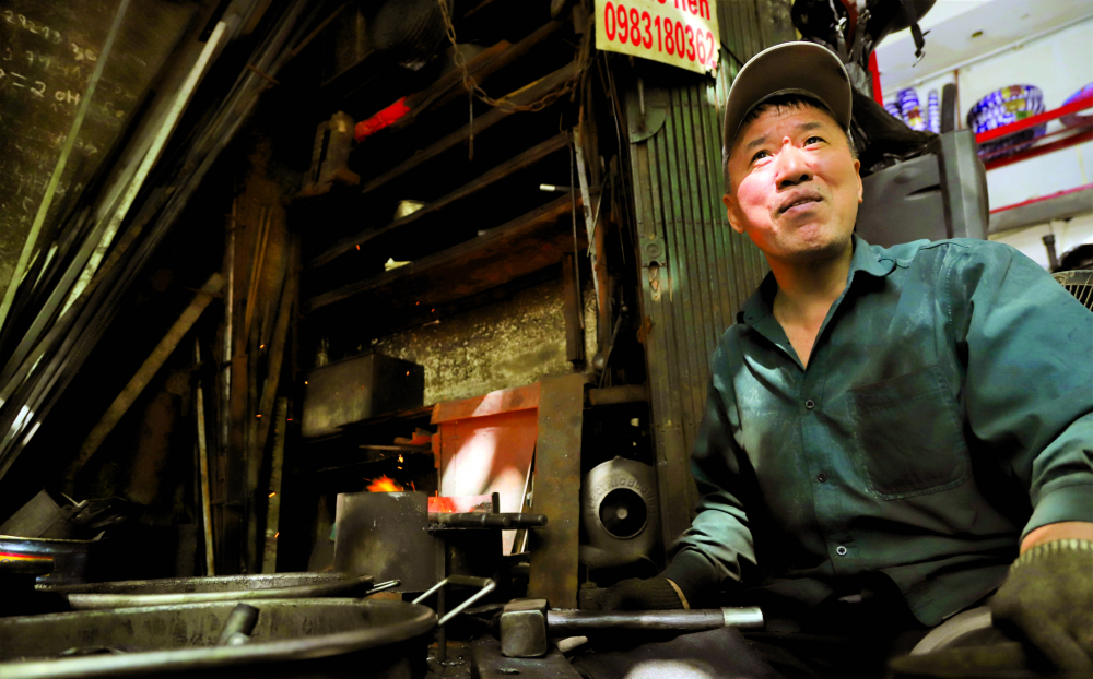 Người thợ rèn Nguyễn Phương Hùng và bễ lò giữ lửa phố cổ Hà Nội