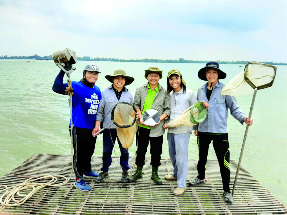Nhóm chuyên gia quan trắc sinh học  trong một chuyến thực địa hạ lưu sông Mê Kông