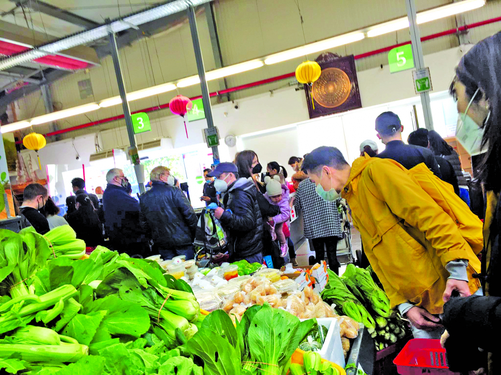 Nhiều loại rau tươi của Việt Nam được bày bán ở chợ Đồng Xuân, Berlin