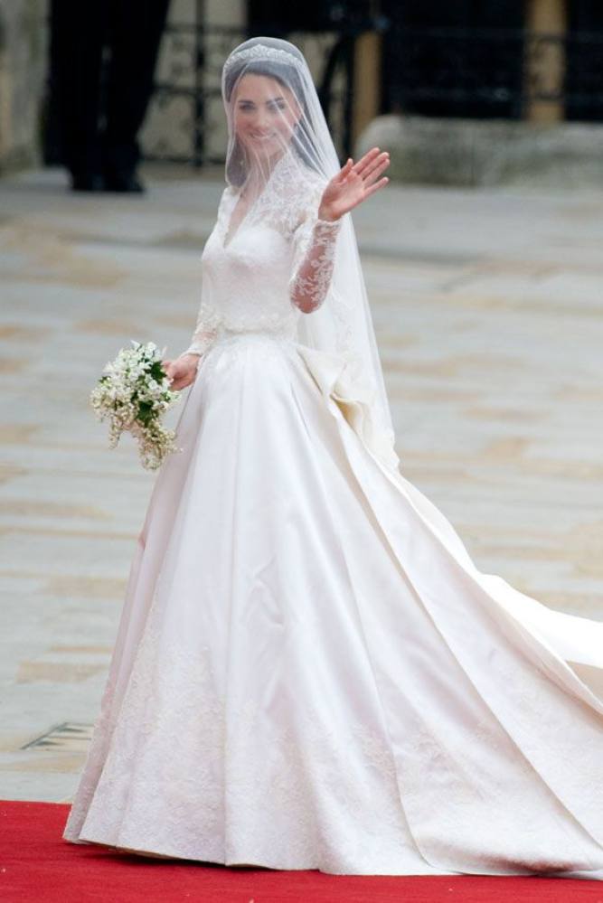 Một năm sau khi đính hôn, Middleton chọn chiếc váy Alexander McQueen thanh lịch cho đám cưới của mình vào ngày 29/4/2011. Chiếc vương miện mà cô sử dụng để đội trong ngày trọng đại là “Halo” tiara của nhà Cartier, được mượn từ chính Nữ hoàng Elizabeth.