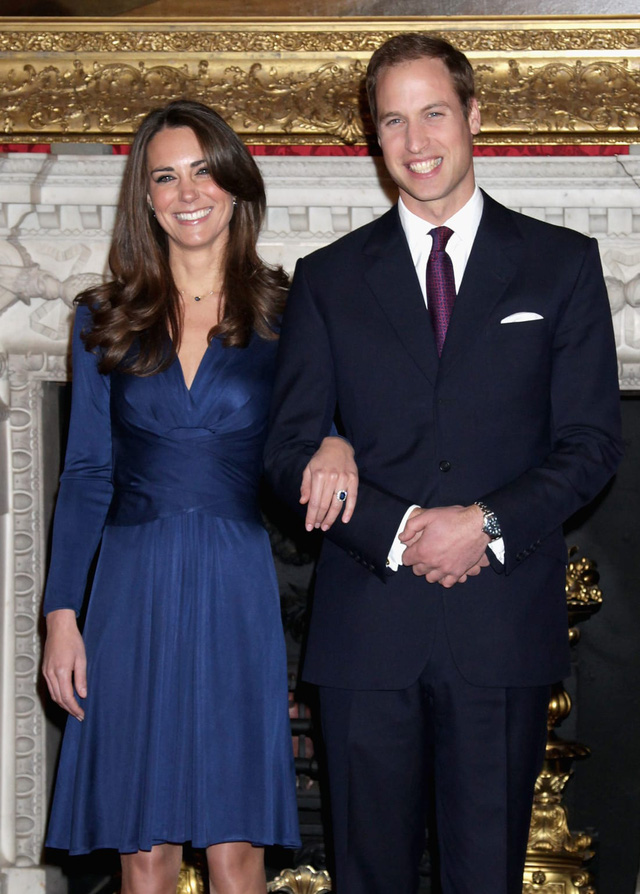 Cô nàng kiều diễm trong mẫu váy xanh tại lễ đính hôn với Hoàng tử William cùng năm 2010.