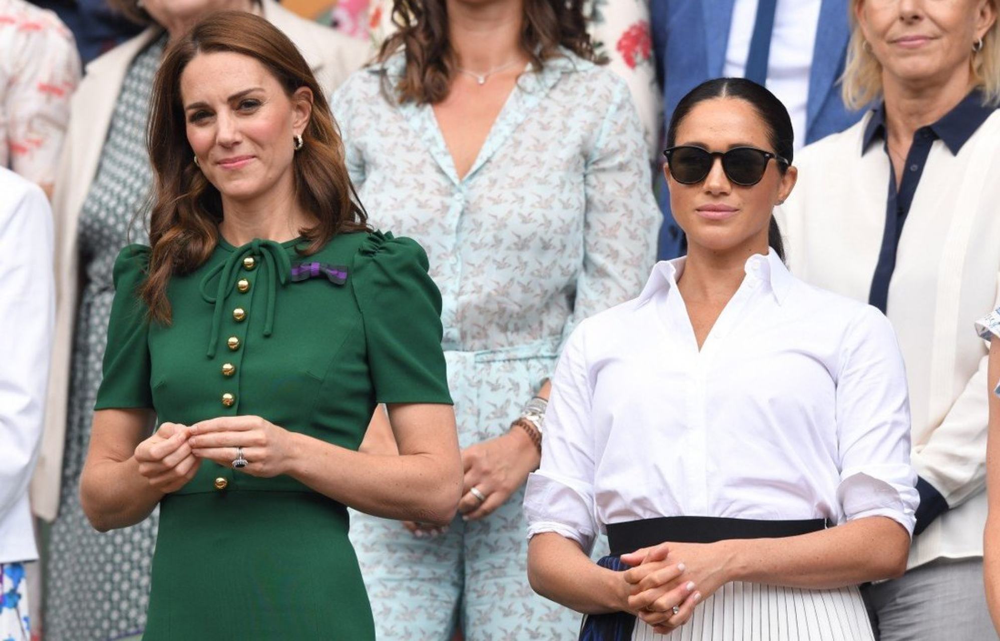 Tại giải quần vợt Wimbledon 2019, Middleton thanh lịch trong chiếc váy Dolce & Gabbana màu xanh lá cây, trong khi Markle mặc một chiếc áo sơ mi Givenchy nhẹ kết hợp với váy Hugo Boss.