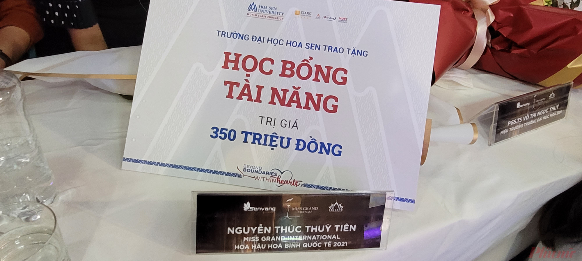 Ghi nhận thành tích nổi bật của Thùy Tiên, trường Đại học Hoa Sen đã trao tặng cô suất học bổng Tài năng trị giá 350 triệu đồng - Ảnh: Nguyễn Thuận