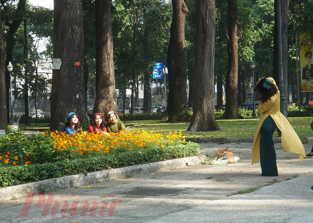 Ở công viên gần đó, các bạn trẻ đã lên đồ đi chụp ảnh đón Tết trong không khí yên bình sáng sớm 