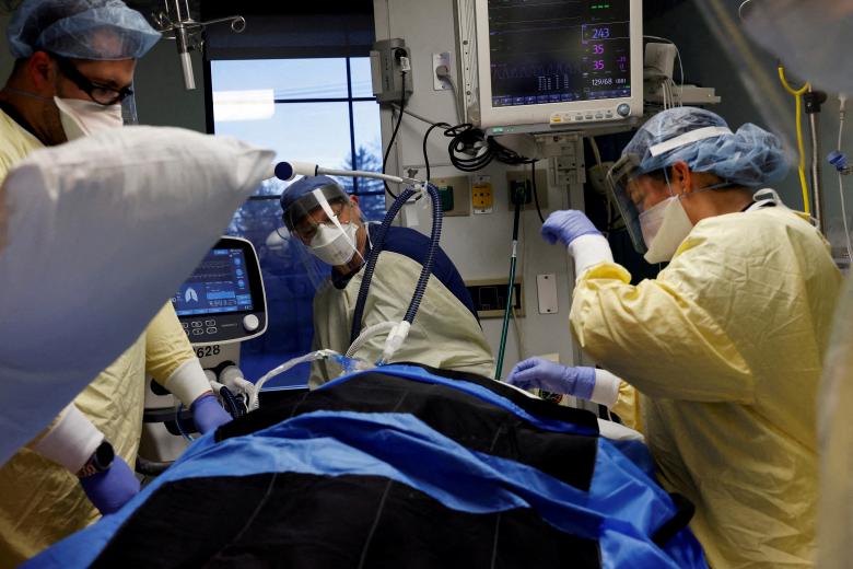 Nhân viên y tế điều trị cho một bệnh nhân Covid-19 trong sự chăm sóc đặc biệt tại một bệnh viện ở Ohio