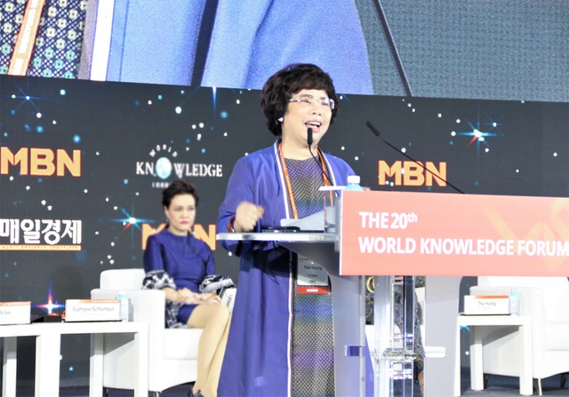 Bà Thái Hương phát biểu tại Diễn đàn Tri thức thế giới năm 2019 tại Hàn Quốc và được trao tặng Giải thưởng Nữ Doanh nhân quyền lực tại đây - Ảnh: Ánh Nguyệt.
