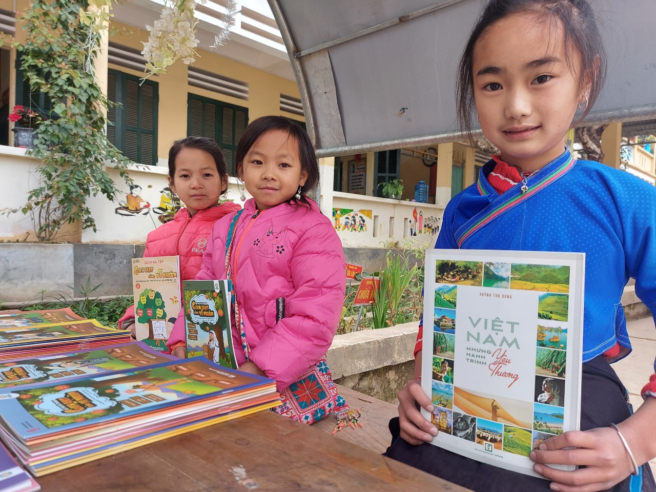 Dự án Book for a better Future của Quỹ Loan vừa trao tặng 500 cuốn sách cho học trò trường PTTH  Bán trú tiểu học Chế Là (huyện Xín Mần, Hà Giang)