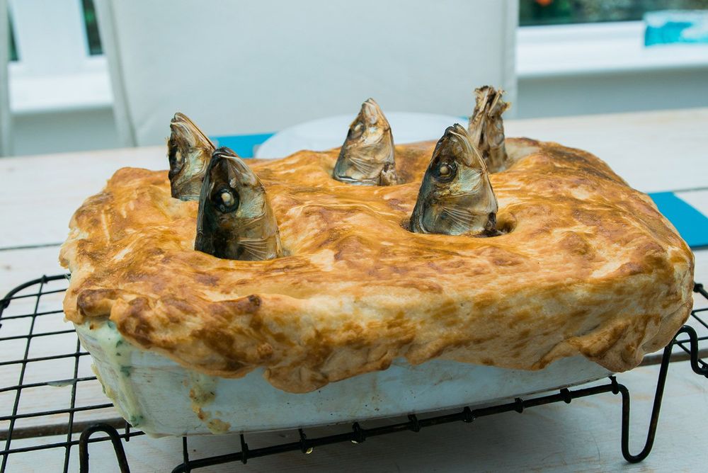 Stargazey Pie, Anh Một chiếc bánh với những con cá nhìn chằm chằm vào bầu trời: Stargazey bắt nguồn từ làng Mousehole ở CornishAnh , và được phục vụ vào Đêm giao thừa của Tom Bawcock (23 tháng 12). Theo truyền thuyết, người thủy thủ anh hùng của thế kỷ XVI này đã chèo thuyền ra khơi vào một buổi tối tháng 12 trong cơn bão lớn và trở về với một mẻ lưới đủ lớn để nuôi sống những cư dân đang chết đói. Điều quan trọng là phải để lại phần đầu của con cá, phần nhô ra khỏi chiếc bánh và cuối cùng đặt tên cho chiếc bánh - ít nhất ý nghĩa của nó cũng đủ dễ chịu. Thật tuyệt.