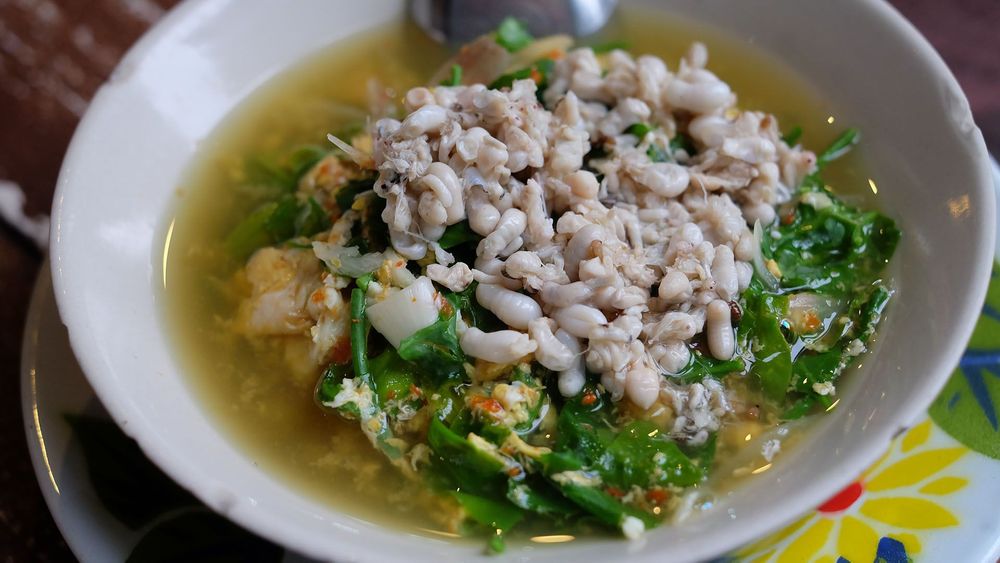 Súp trứng kiến ​​trắng, Lào Một trong những món súp khác thường trên thế giới, Gaeng Kai Mot Daeng của Lào kết hợp hỗn hợp trứng kiến ​​và một phần phôi từ kiến ​​trắng, cộng với một vài con kiến ​​con để tạo thêm vị chua. Nếu dạ dày của bạn có thể xử lý nó, hương vị được cho là khá ngon: sắc nét và tinh tế, và hơi giống tôm. Bạn vẫn không chắc chắn? Chỉ cần giả vờ như bạn đang ăn một bát risotto.