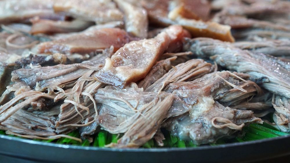  Boshintang, Hàn Quốc Món súp Hàn Quốc được cho là tốt cho sức khỏe này được làm từ hành lá, bồ công anh, nhiều loại gia vị và một thành phần khét tiếng: thịt chó. Mặc dù bạn sẽ gặp khó khăn khi tìm thấy nó trong thực đơn ở Hàn Quốc ngày nay, nhưng nó vẫn được thế hệ cũ ưa chuộng và thường đồng ý là ngon hơn mùi.
