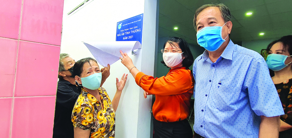 Hội LHPN TP.HCM phối hợp cùng Tổng công ty Điện lực TP.HCM tặng mái ấm tình thương cho gia đình  bà Nguyễn Thu Thủy tại quận Gò Vấp