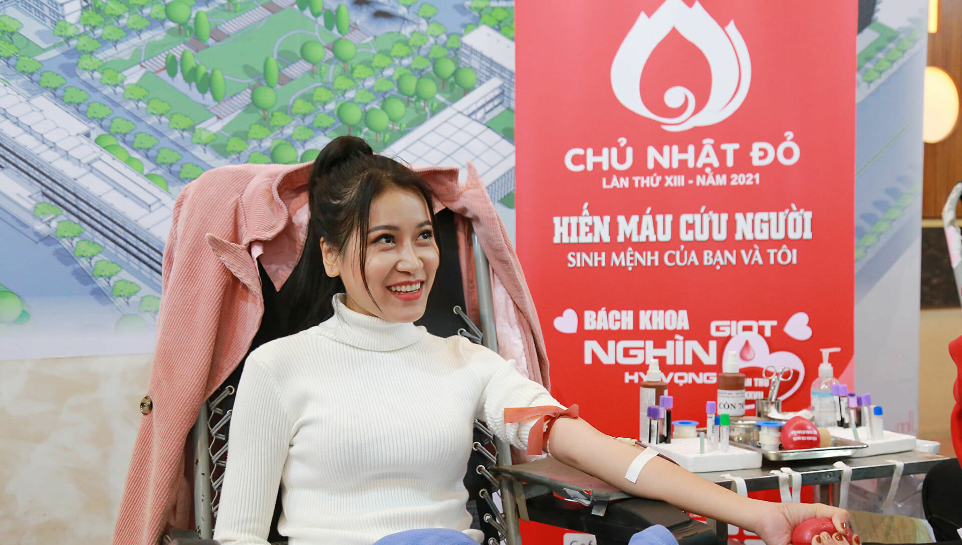Nhiều người tích cực hưởng ứng chương trình hiến máu Chủ nhật Đỏ lần thứ XIII - năm 2021 