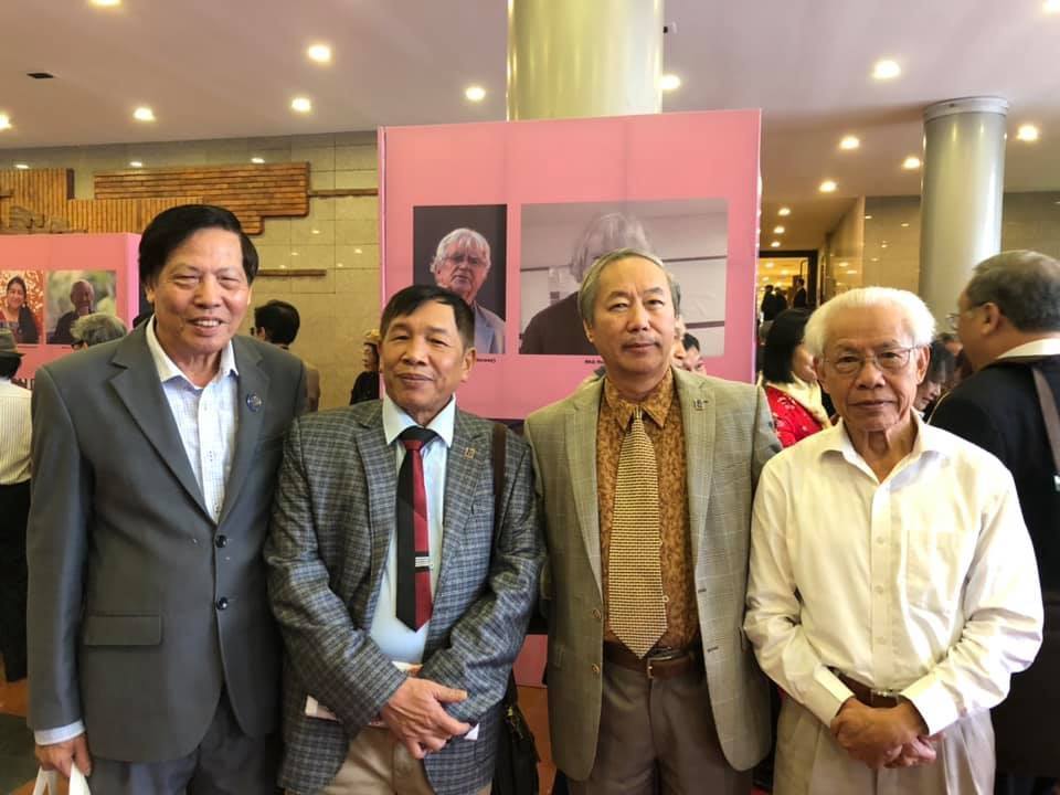 Nhà thơ Nguyễn Vũ Tiềm (trái) và các đồng nghiệp.