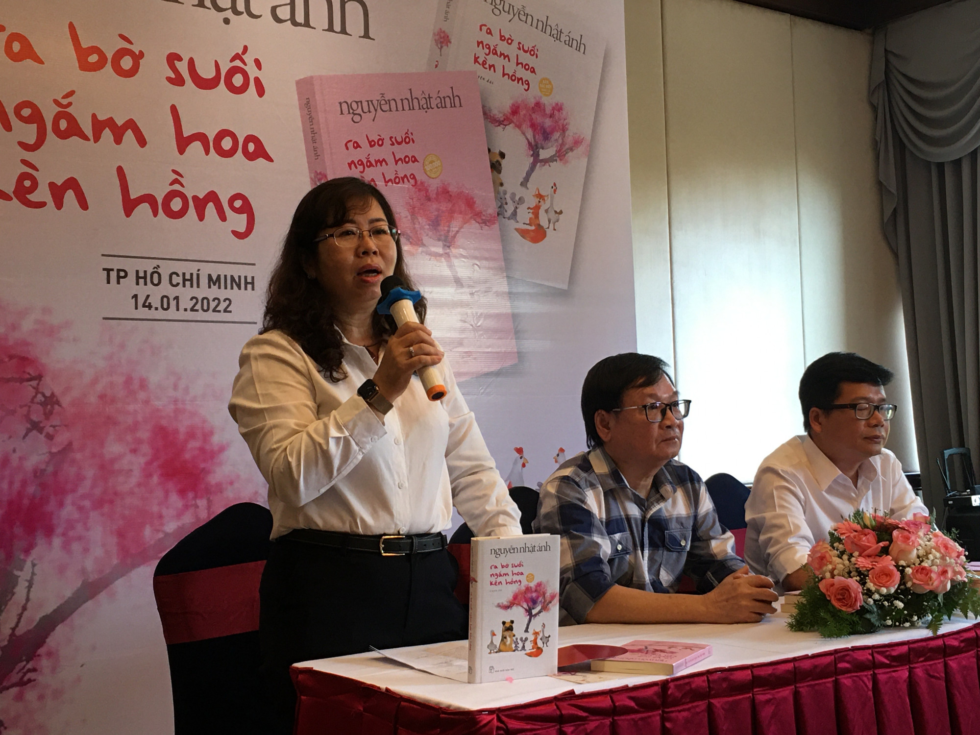 Bà Phan Thị Thu Hà (trái), Giám đốc nhà xuất bản Trẻ cho biết, đơn vị sẽ cùng chung tay chăm sóc 