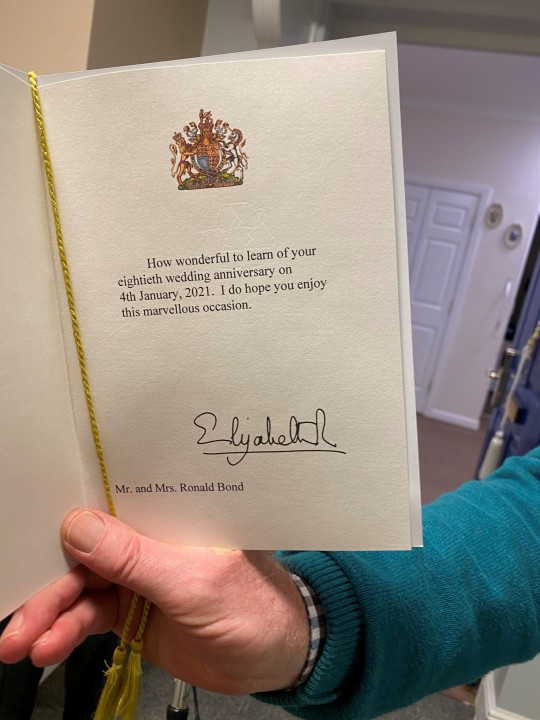Bức thư của Nữ hoàng Anh chúc mừng ông bà nhân dịp lễ kỷ niệm 80 năm bên nhau tổ chức năm 2021 - Ảnh: ExtraCare/SWNS