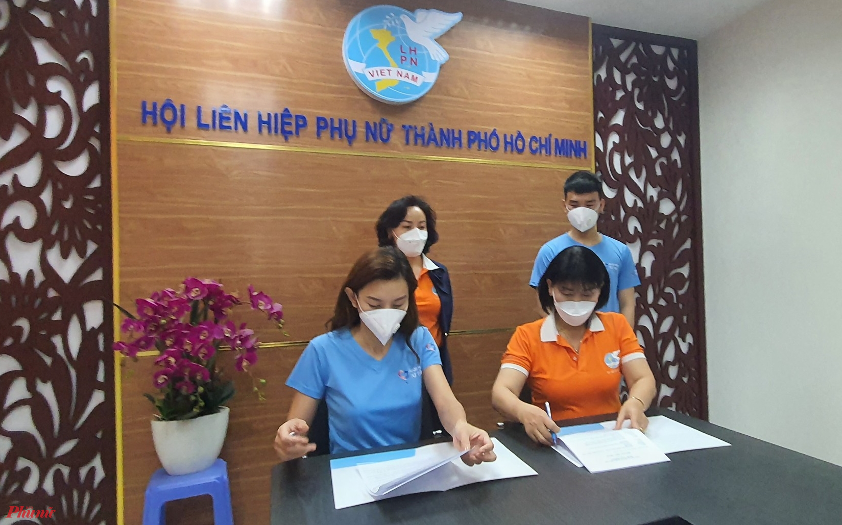 Hoa hậu Hoà bình Quốc tế 2021 Thuỳ Tiên và Hội LHPN TPHCM ký kết chương trình chăm lo cho phụ nữ và trẻ em