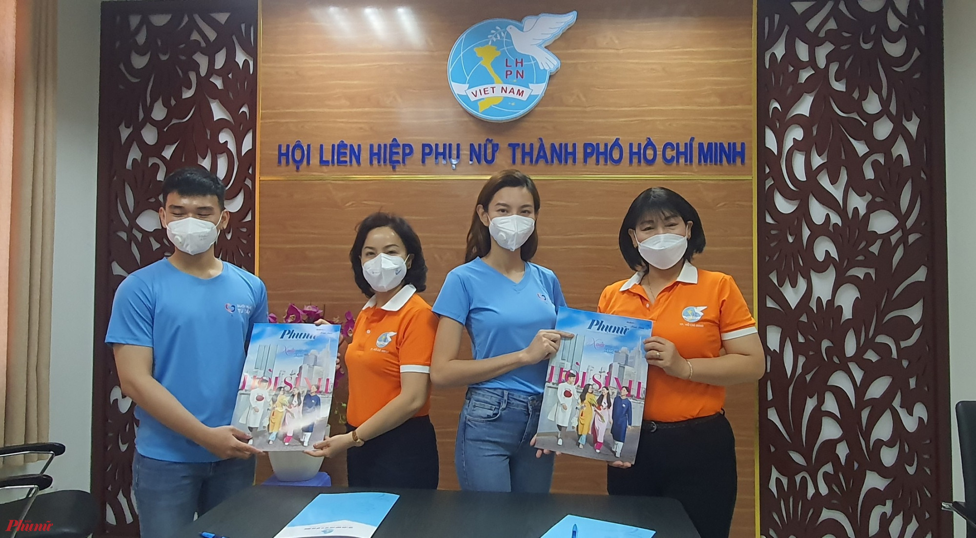 Hội LHPN TPHCM tặng thư cảm ơn, quà đến Hoa hậu Thùy Tiên và đại diện công ty Cổ phần quảng cáo, thương mại Sen Vàng
