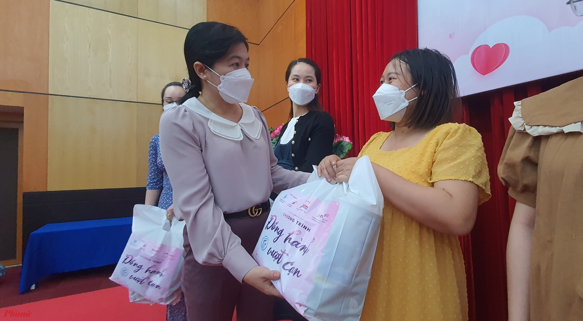 Bà Nguyễn Trần Phượng Trân - Chủ tịch Hội LHPN TPHCM tặng quà cho thai phụ  được nhận 