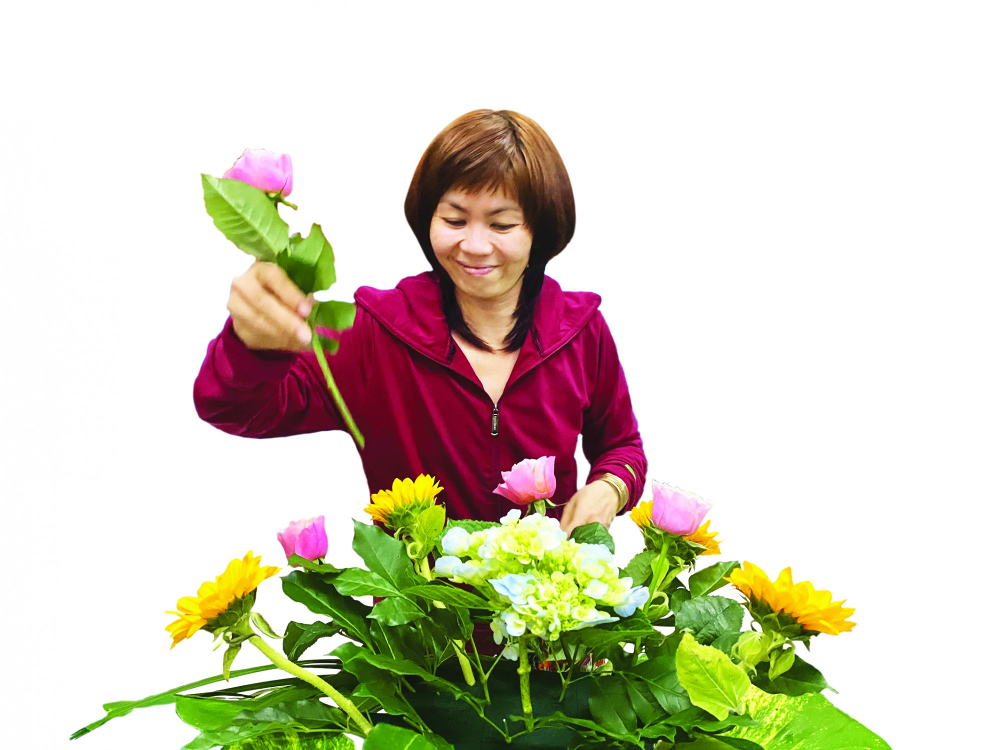 Chị Nguyễn Thị Tuyết thỏa đam mê với công việc cắm hoa