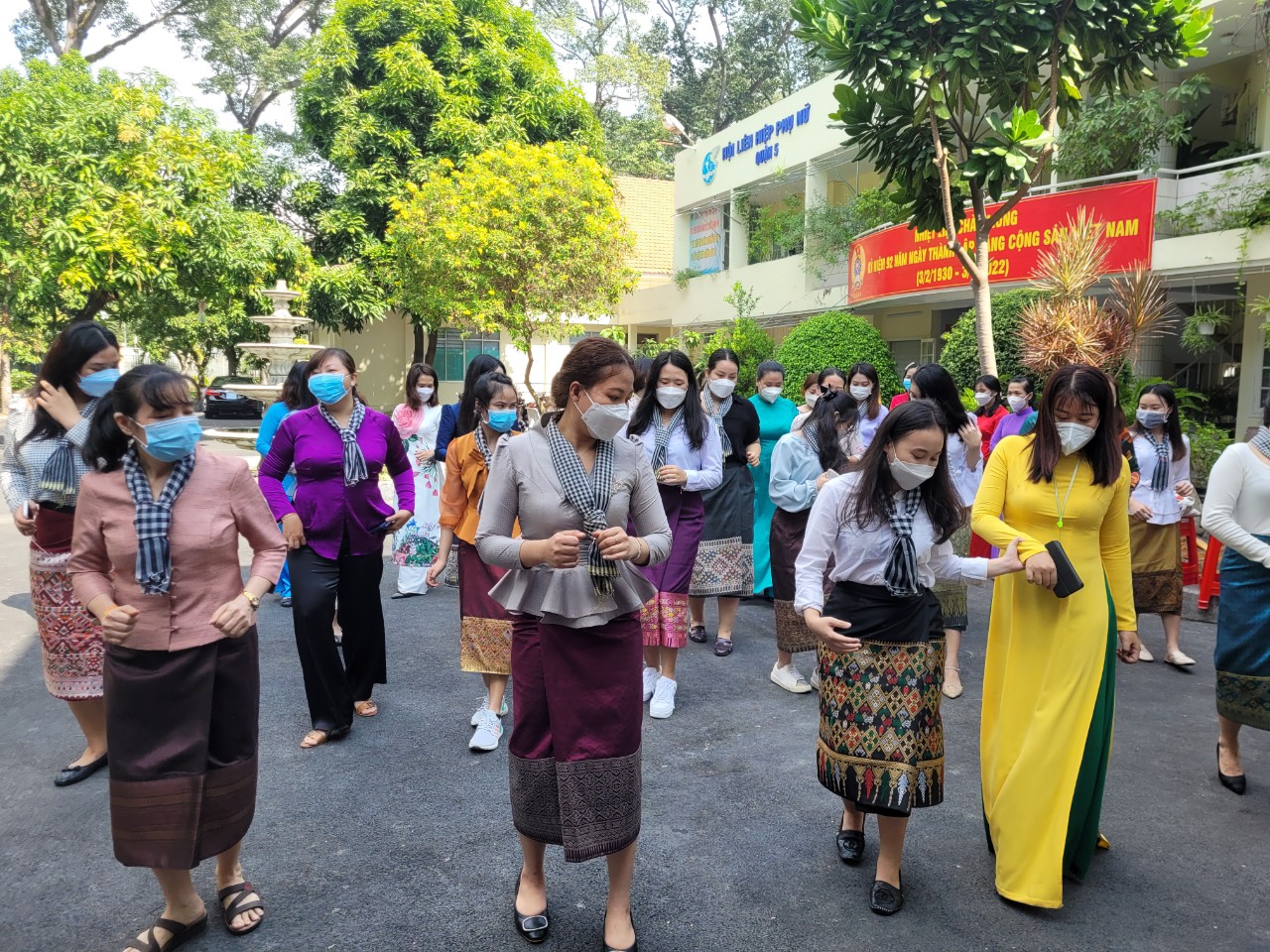 Các nữ sinh viên, học viên Lào hướng dẫn cán bộ Hội LHPN Q.5 các điệu múa cổ truyền của người Lào
