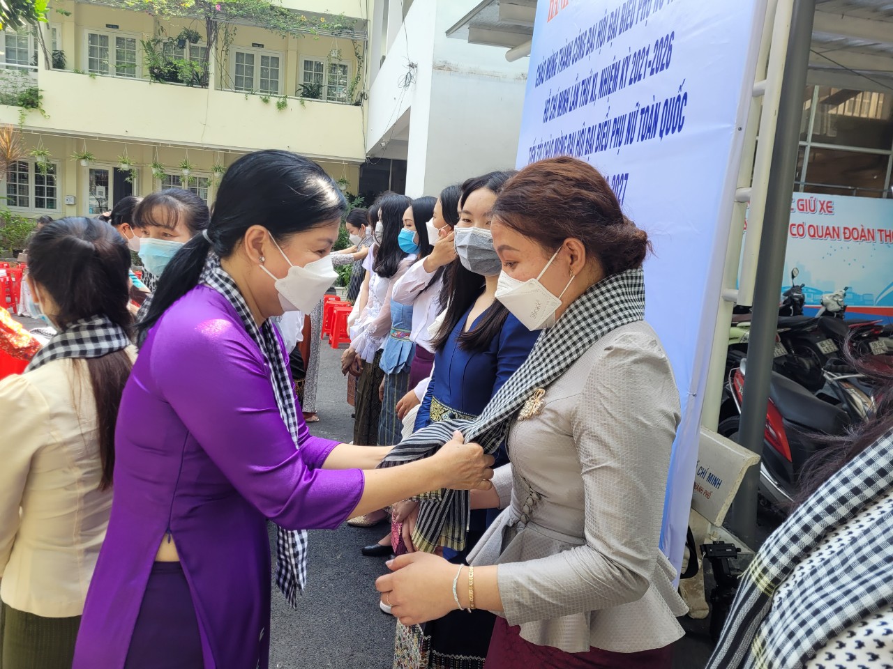 Bà Trần Thị Tuyết Hạnh - Chủ tịch Hội LHPN Q.5 trao tặng khăn rằng cho các nữ du học sinh Lào với mong muốn thắt chặt tình đoàn kết, hữu nghị giữa hai nước