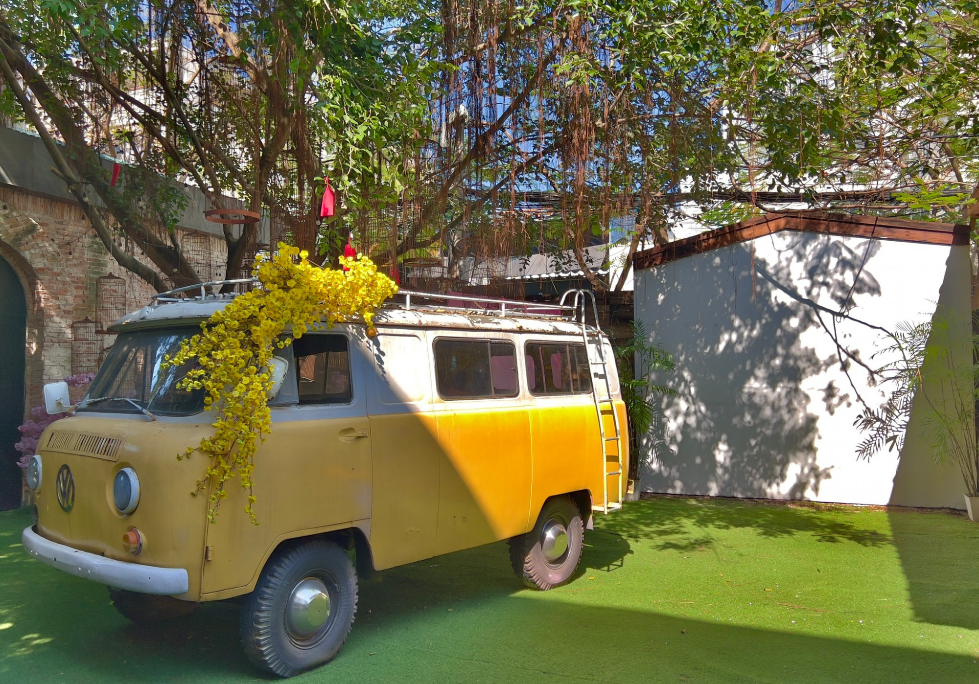 Chiếc xe màu vàng chở Xuân về phố. Ảnh: phim trường En-Dee Garden