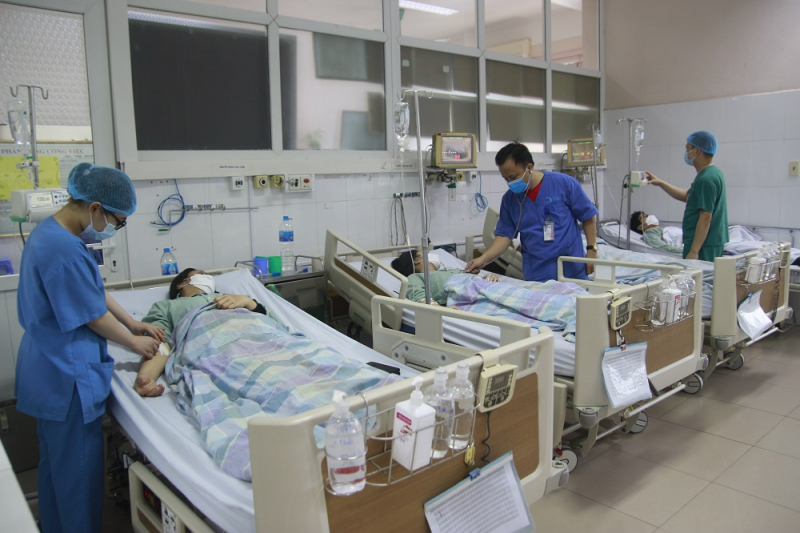 Các bác sĩ Bệnh viện Bãi Cháy điều trị cho 4 bệnh nhân bị ngộ độc củ nần. 