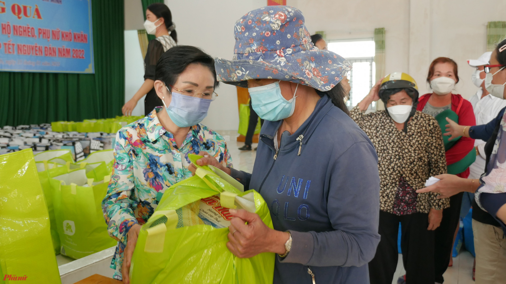 PGS-TS. Trương Thị Hiền, Chủ tịch Hội Nữ trí thức TPHCM tặng quà cho phụ nữ khó khăn huyện Cần Giờ