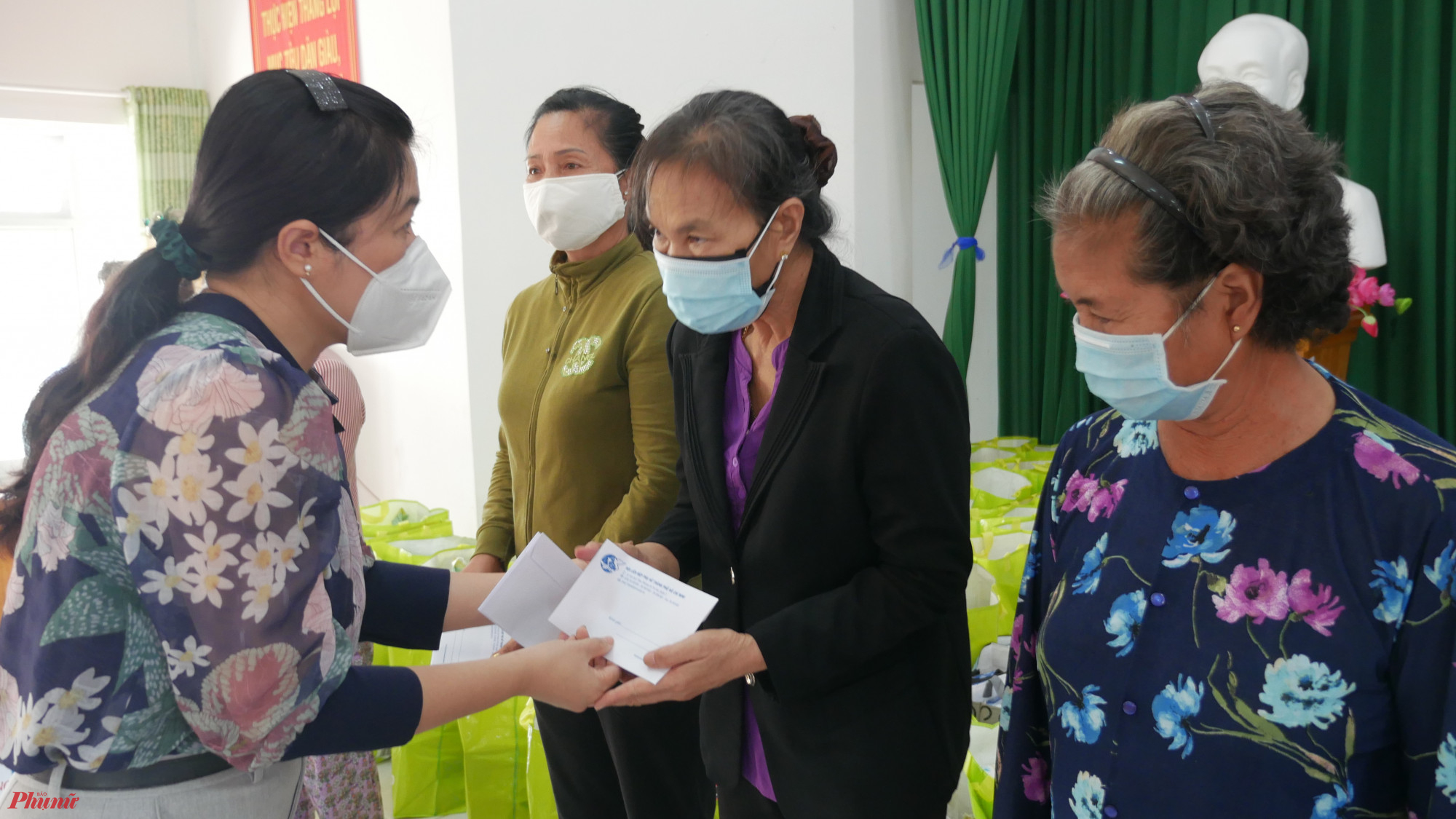 Bà Nguyễn Trần Phượng Trân - Chủ tịch Hội LHPN TPHCM tặng quà, chúc hội viên phụ nữ có một năm mới đủ đầy, sức khỏe