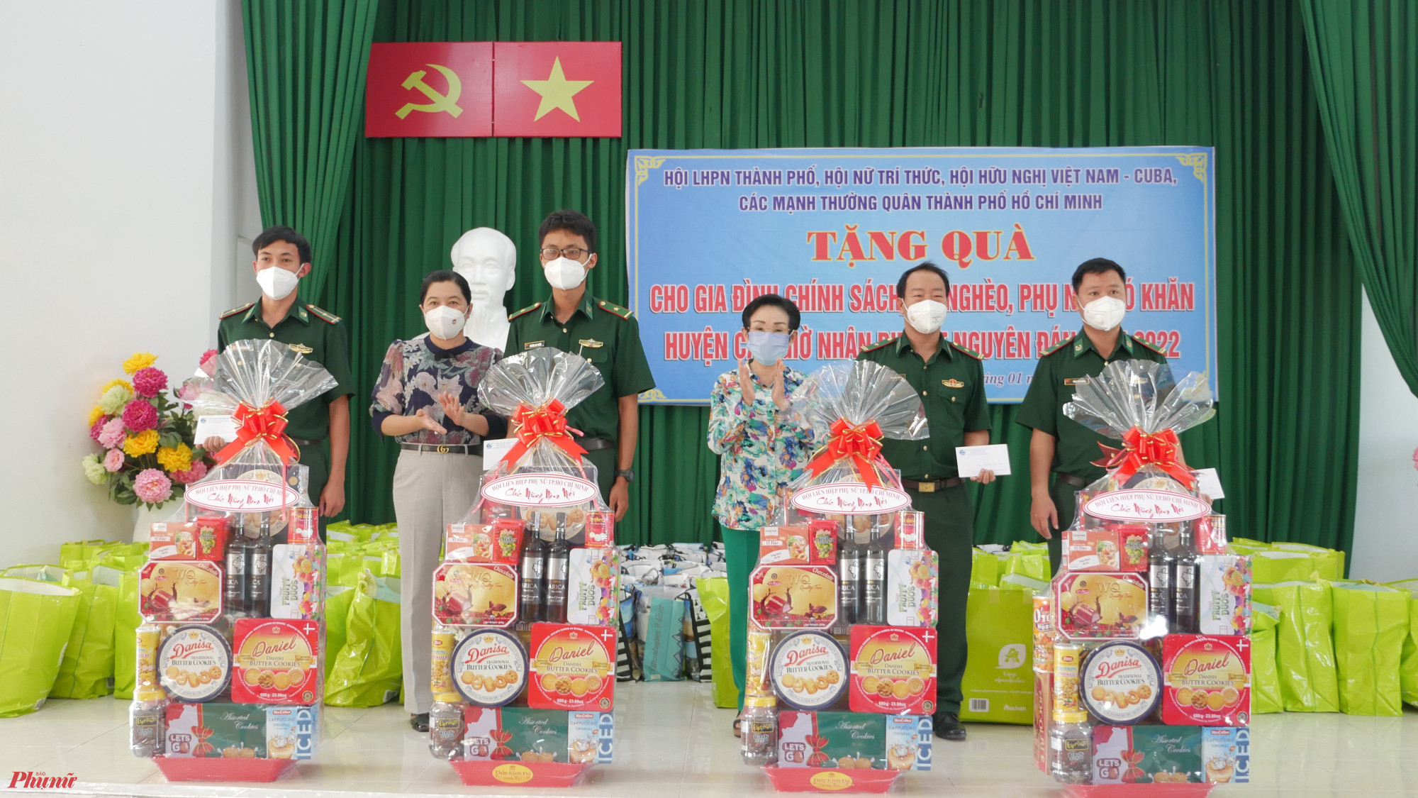 Dịp này, Hội trao tặng 4 phần quà đến các đơn vị Đồn biên phòng tại huyện Cần Giờ.