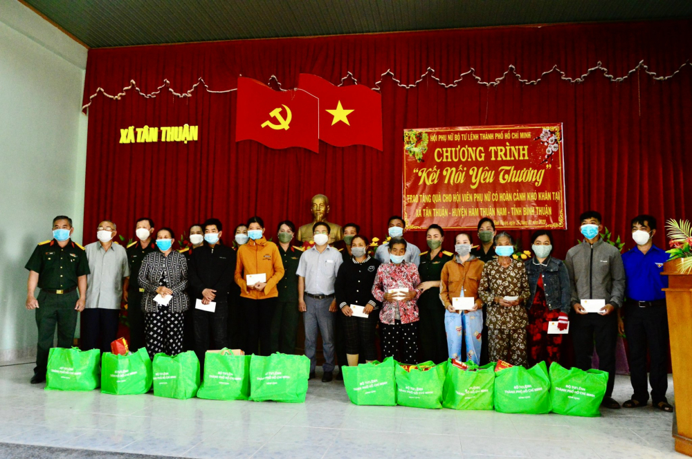 Những phần quà nghĩa tình đến tay chị em hội viên có hoàn cảnh khó khăn ở huyện Hàm Thuận Nam. 