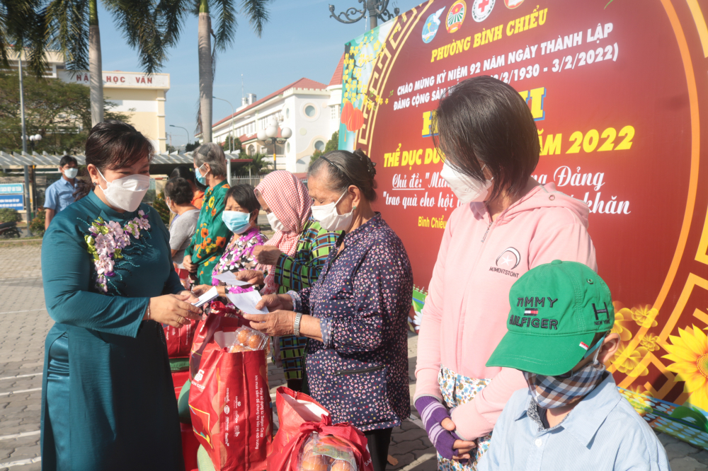 Bà Nguyễn Thụy Khánh - Chủ tịch Hội LHPN phường Bình Chiểu - trao cho bà con những phần quà được chắc chiu từ việc bán rau, hoa do chính hội viên phụ nữ trồng. 