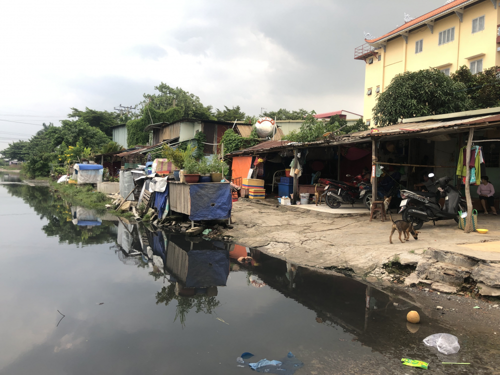 Xóm trọ nghèo bên cạnh con kênh nước đen trên đường Hồ Học Lãm (quận Bình Tân) những ngày giáp Tết