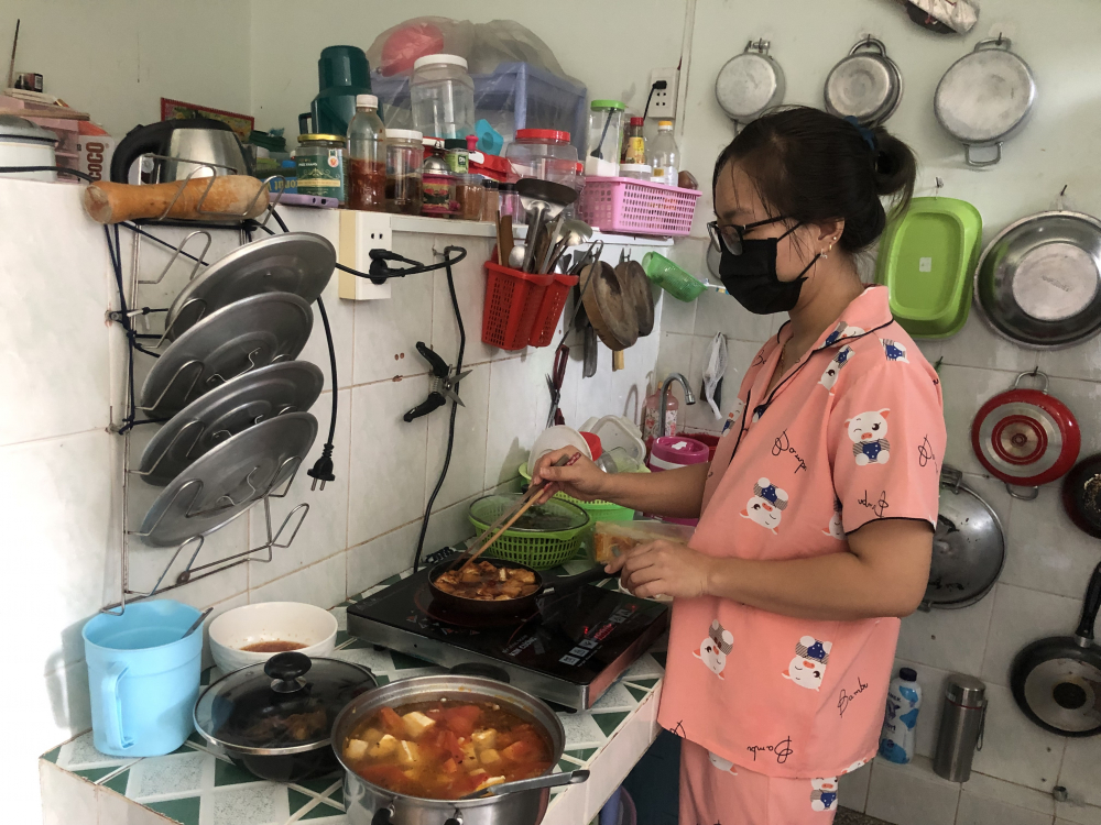 Nữ công nhân Nguyễn Kim Lắm cảm thấy may mắn vì người thân vẫn khỏe mạnh sau dịch