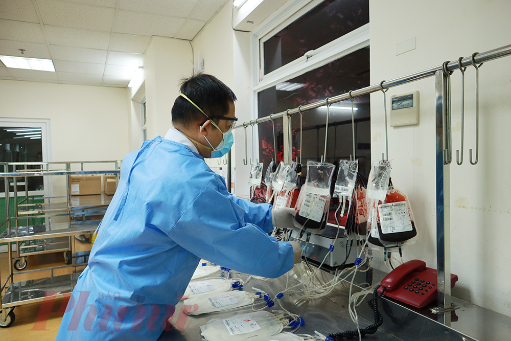 Chuẩn bị đến Tết Nguyên đán 2022, số lượng máu tiếp nhận vẫn chưa đủ để đáp ứng nhu cầu cấp cứu, điều trị, trung tâm truyền máu của bệnh viện mong mọi người cùng nhau hiến máu để tăng số lượng máu dự trữ trong thời gian tới