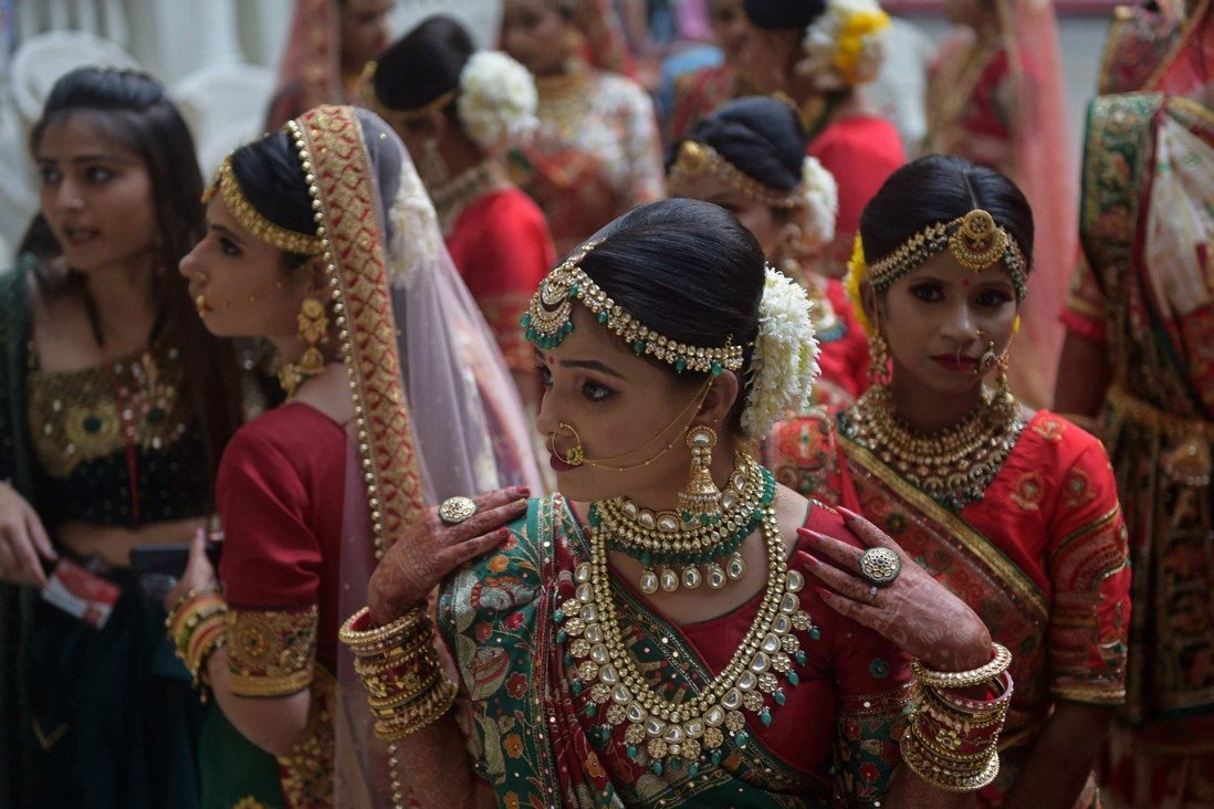 Các cô dâu theo đạo Hindu tập trung khi họ chờ đợi để tham gia vào một buổi lễ kết hôn hàng loạt ở bang Gujarat của Ấn Độ vào tháng 12. Ảnh: AFP