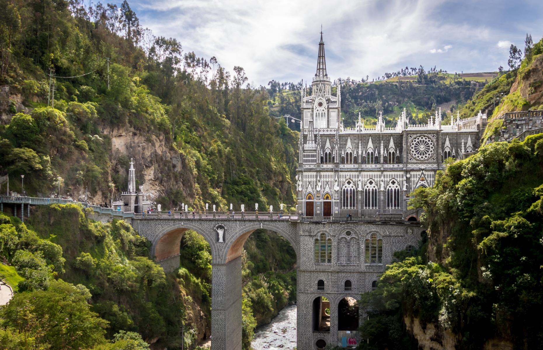 Cây cầu dẫn đến thánh đường Las Lajas - Ảnh: Diego Grandi/Shutterstock