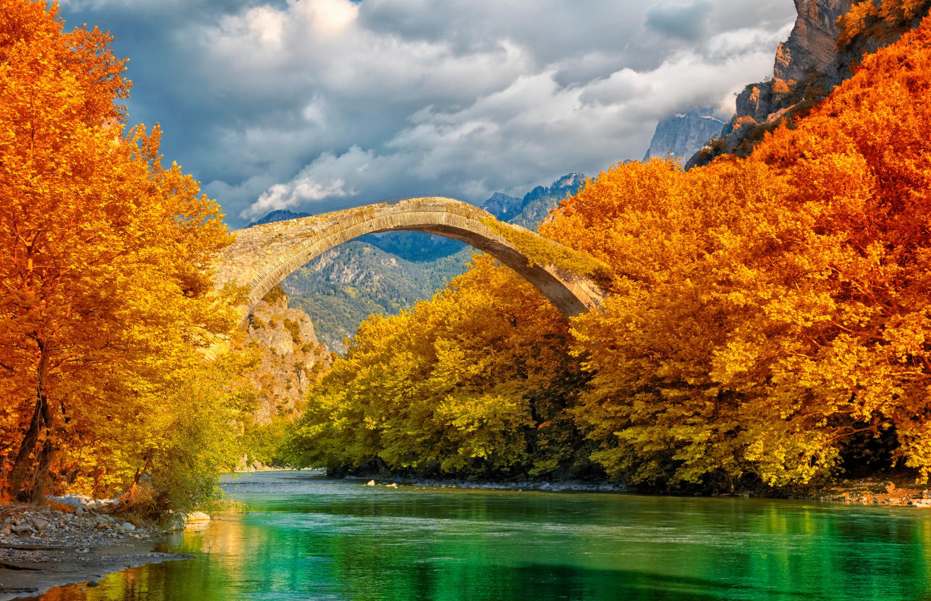 Cầu Konitsa - Ảnh: Gabriela Insuratelu/Shutterstock